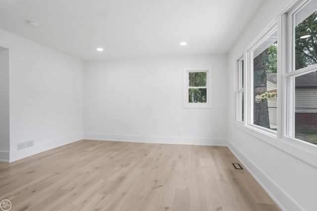 18870 Beverly Road, Beverly Hills, MI 48025