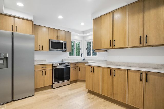 18870 Beverly Road, Beverly Hills, MI 48025