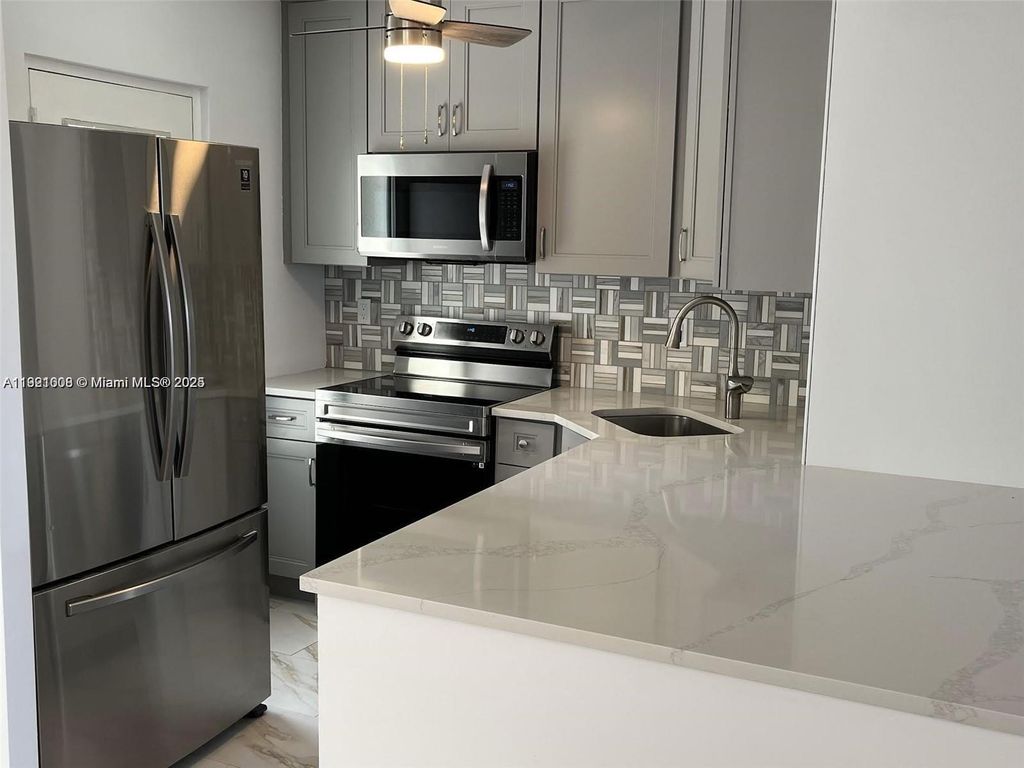 2555 NE 11th St 605, Fort Lauderdale, FL 33304