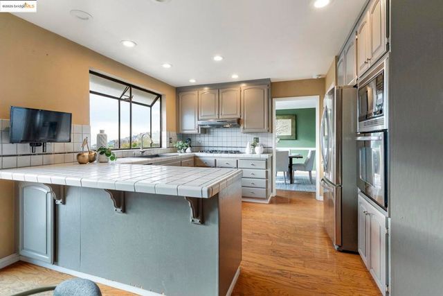 8071 Phaeton, Oakland, CA 94605