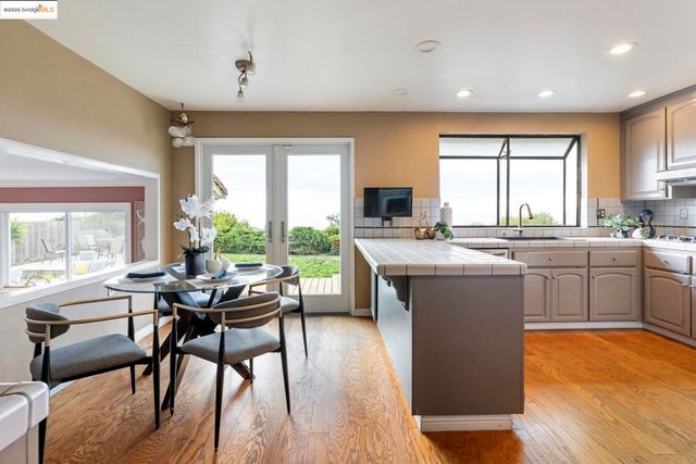 8071 Phaeton, Oakland, CA 94605