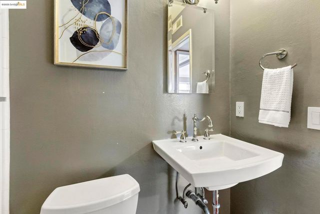 8071 Phaeton, Oakland, CA 94605