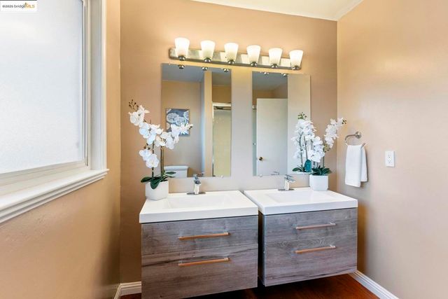 8071 Phaeton, Oakland, CA 94605