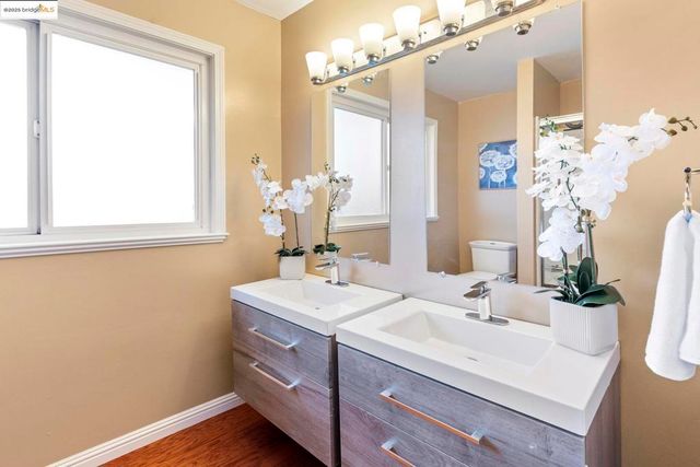 8071 Phaeton, Oakland, CA 94605