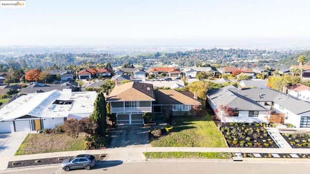 8071 Phaeton, Oakland, CA 94605