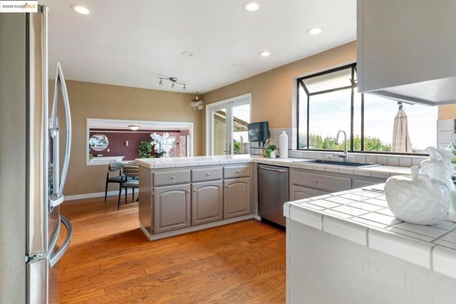 8071 Phaeton, Oakland, CA 94605