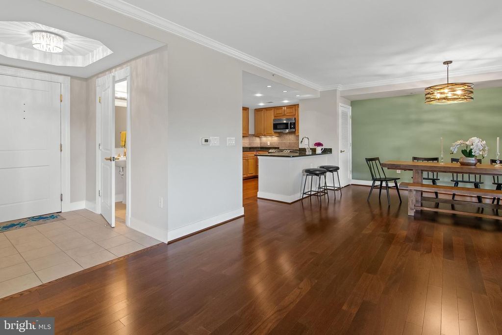 Image 10 of property listing at 5 PARK PL #311, Annapolis, MD 21401
