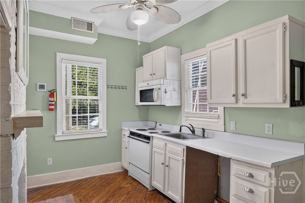 Image 4 of property listing at 501 E Charlton Street H, Savannah, GA 31401