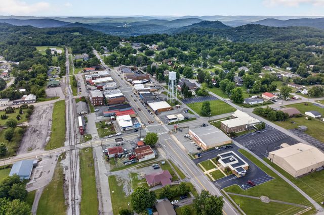 208 E Crawford Ave, Monterey, TN 38574