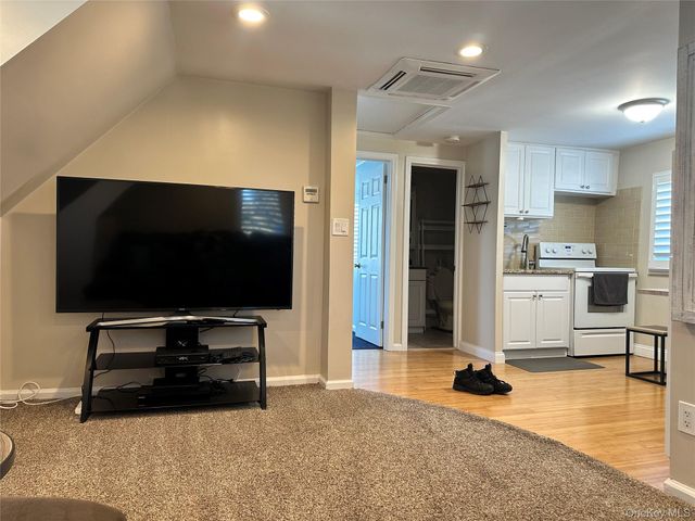 12 Bunnell Place, West Babylon, NY 11704