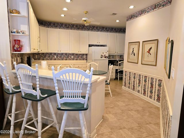8126 Saint Andrews Village Dr, Louisville, KY 40241