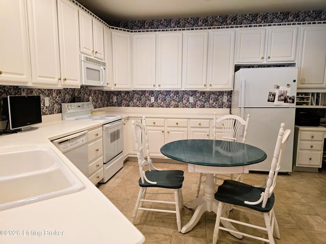 8126 Saint Andrews Village Dr, Louisville, KY 40241