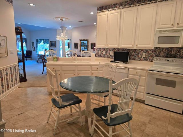 8126 Saint Andrews Village Dr, Louisville, KY 40241
