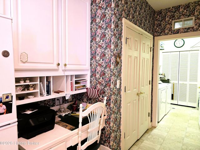 8126 Saint Andrews Village Dr, Louisville, KY 40241