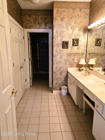 8126 Saint Andrews Village Dr, Louisville, KY 40241