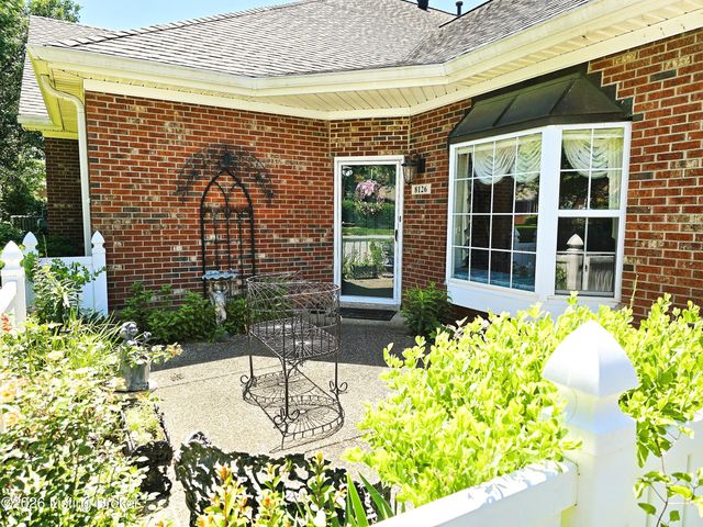 8126 Saint Andrews Village Dr, Louisville, KY 40241