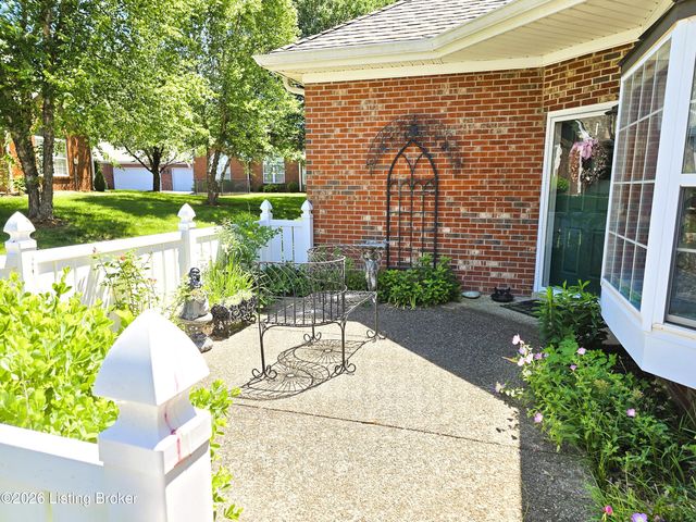 8126 Saint Andrews Village Dr, Louisville, KY 40241