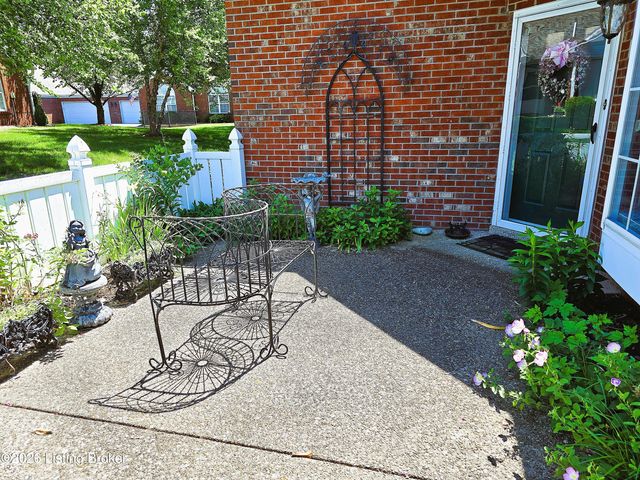 8126 Saint Andrews Village Dr, Louisville, KY 40241
