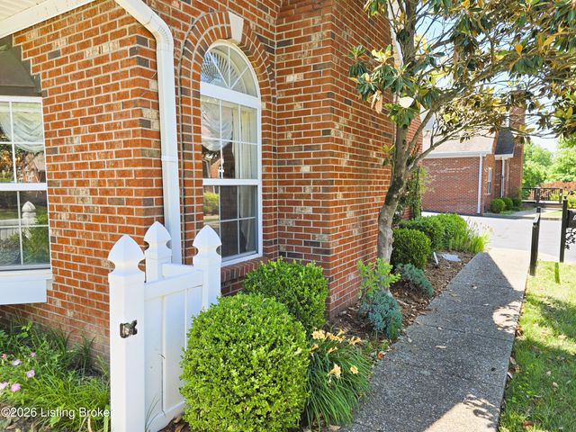 8126 Saint Andrews Village Dr, Louisville, KY 40241