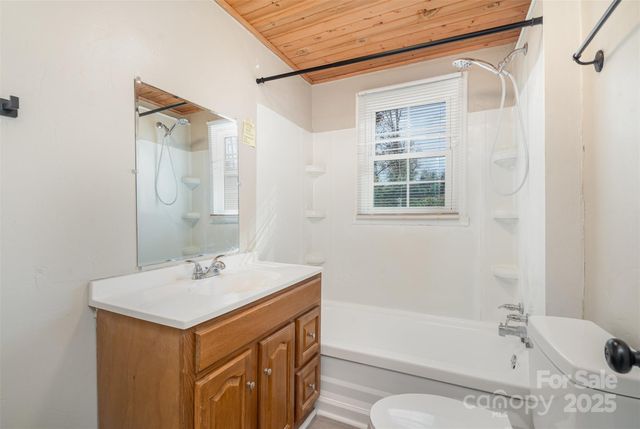 808 Harrisburg Drive SW, Lenoir, NC 28645