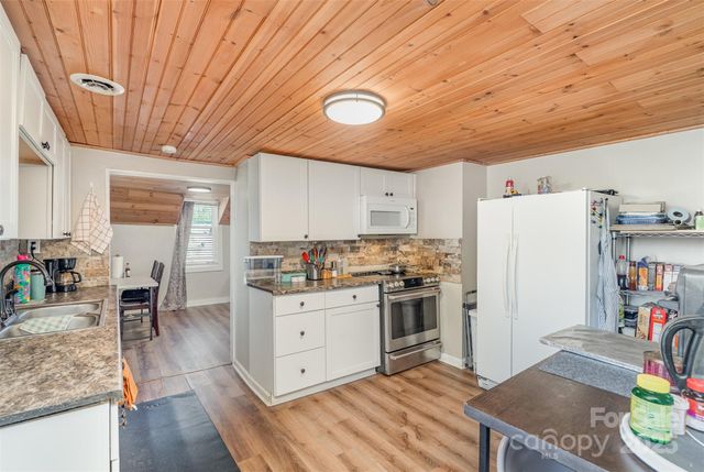 808 Harrisburg Drive SW, Lenoir, NC 28645