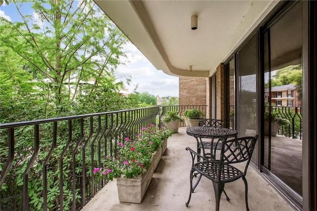 433 Ward Parkway 1 S, Kansas City, MO 64112