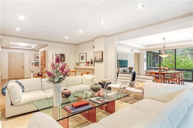 433 Ward Parkway 1 S, Kansas City, MO 64112