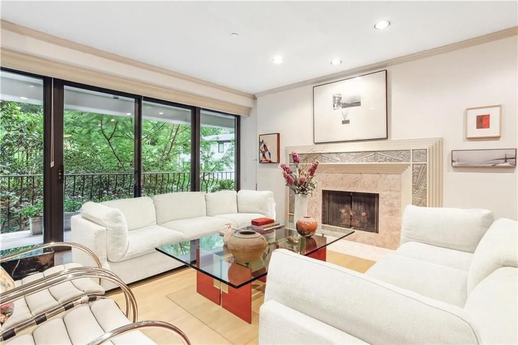 433 Ward Parkway 1 S, Kansas City, MO 64112