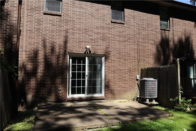 179 London Towne Dr, Brookline, PA 15226