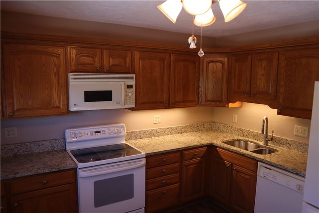 179 London Towne Dr, Brookline, PA 15226