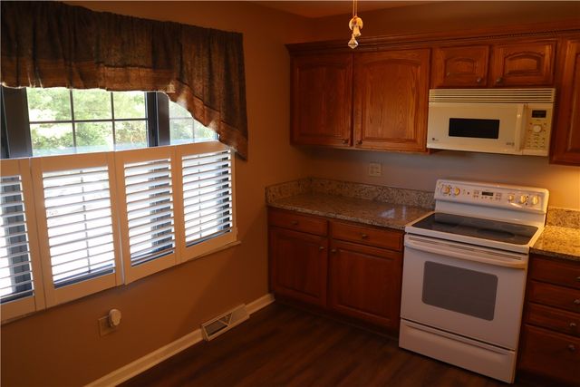 179 London Towne Dr, Brookline, PA 15226