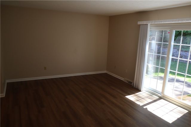 179 London Towne Dr, Brookline, PA 15226