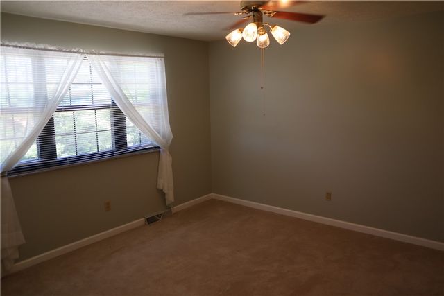 179 London Towne Dr, Brookline, PA 15226