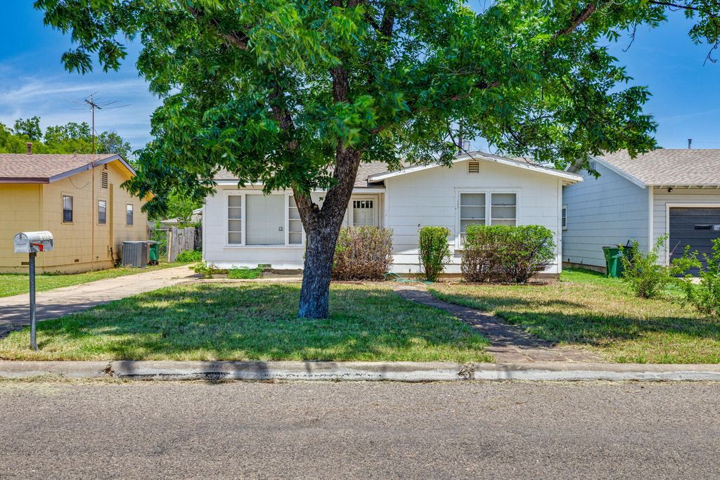 Image 1 of property listing at 2016 San Antonio Street, San Angelo, TX 76901