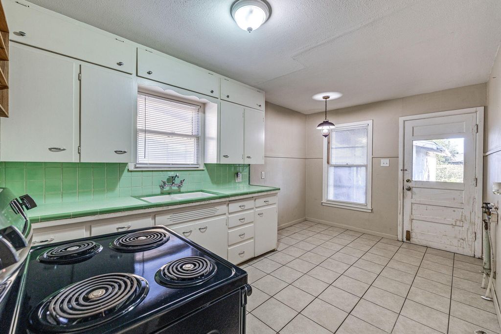 Image 10 of property listing at 2016 San Antonio Street, San Angelo, TX 76901