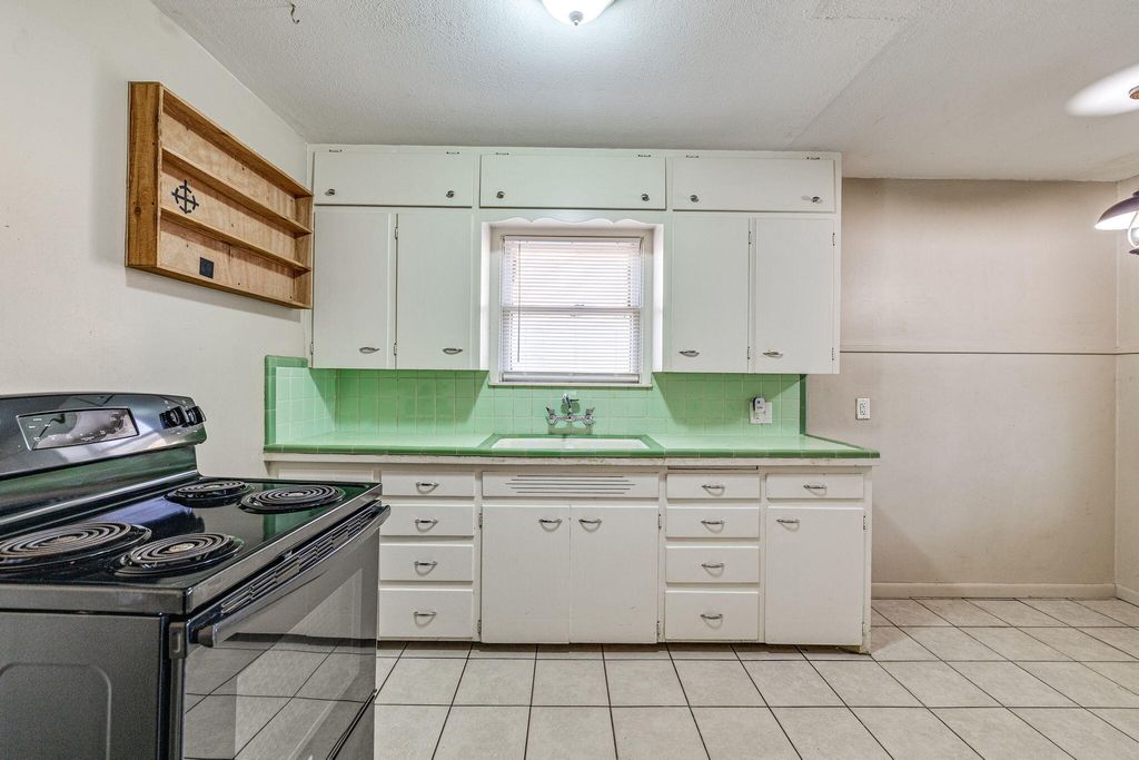 Image 11 of property listing at 2016 San Antonio Street, San Angelo, TX 76901