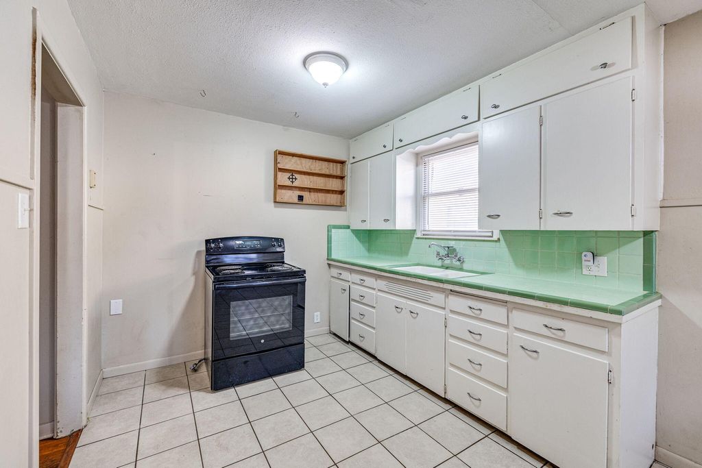 Image 12 of property listing at 2016 San Antonio Street, San Angelo, TX 76901
