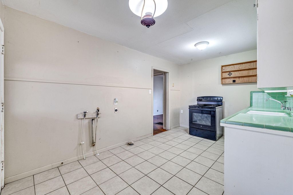 Image 13 of property listing at 2016 San Antonio Street, San Angelo, TX 76901