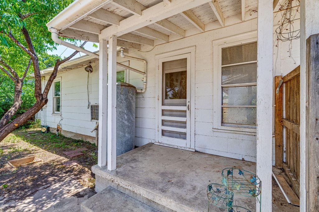 Image 18 of property listing at 2016 San Antonio Street, San Angelo, TX 76901