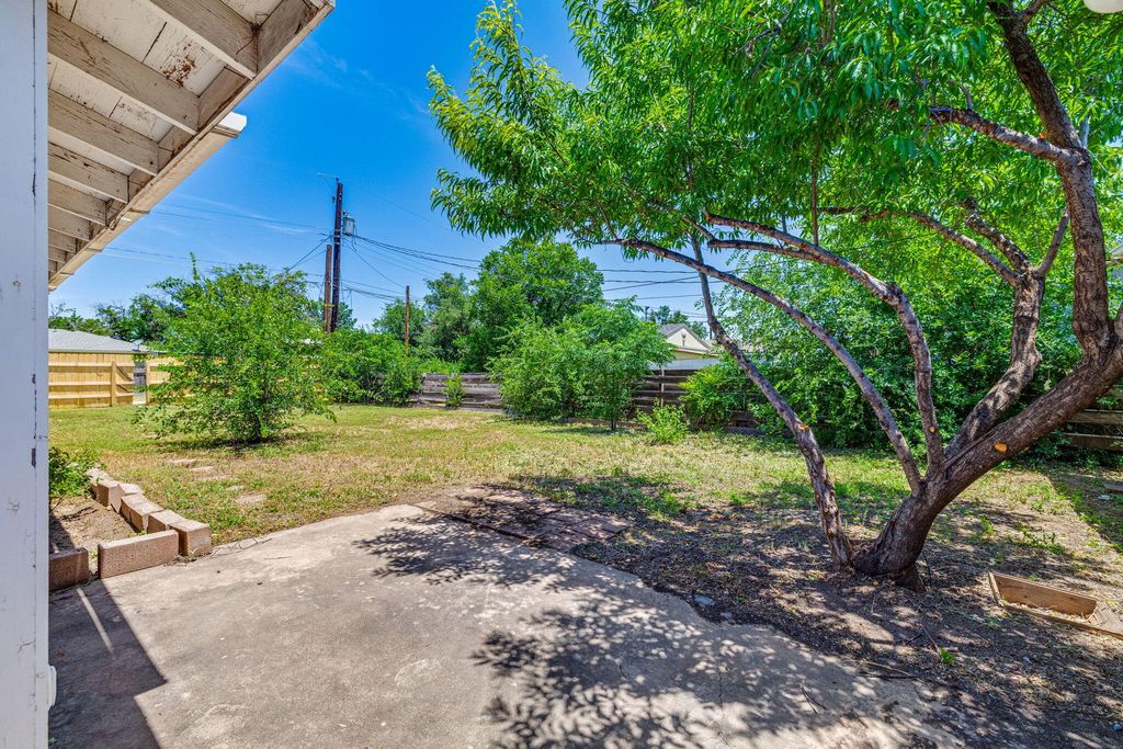 Image 22 of property listing at 2016 San Antonio Street, San Angelo, TX 76901