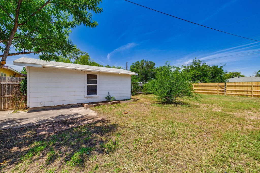 Image 24 of property listing at 2016 San Antonio Street, San Angelo, TX 76901