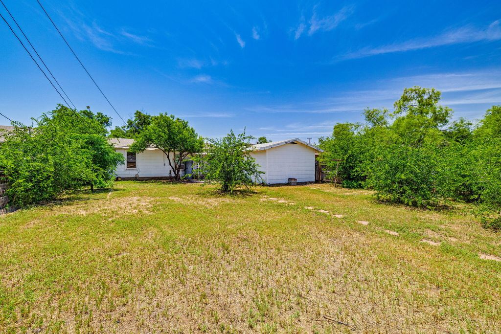 Image 25 of property listing at 2016 San Antonio Street, San Angelo, TX 76901
