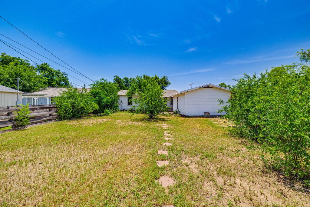 Image 26 of property listing at 2016 San Antonio Street, San Angelo, TX 76901