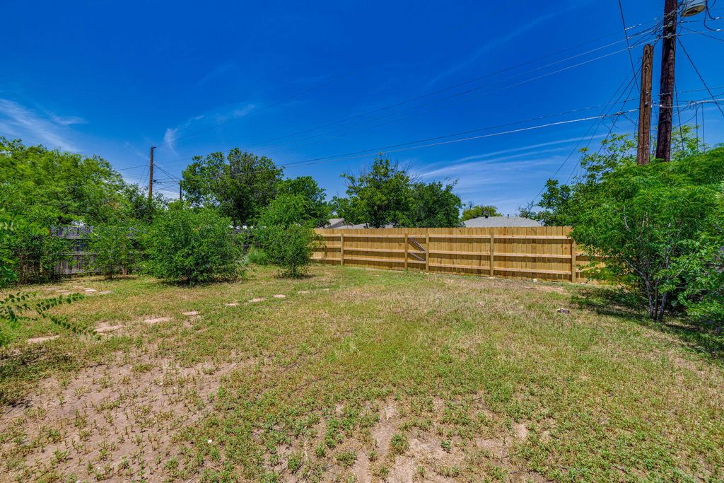 Image 27 of property listing at 2016 San Antonio Street, San Angelo, TX 76901