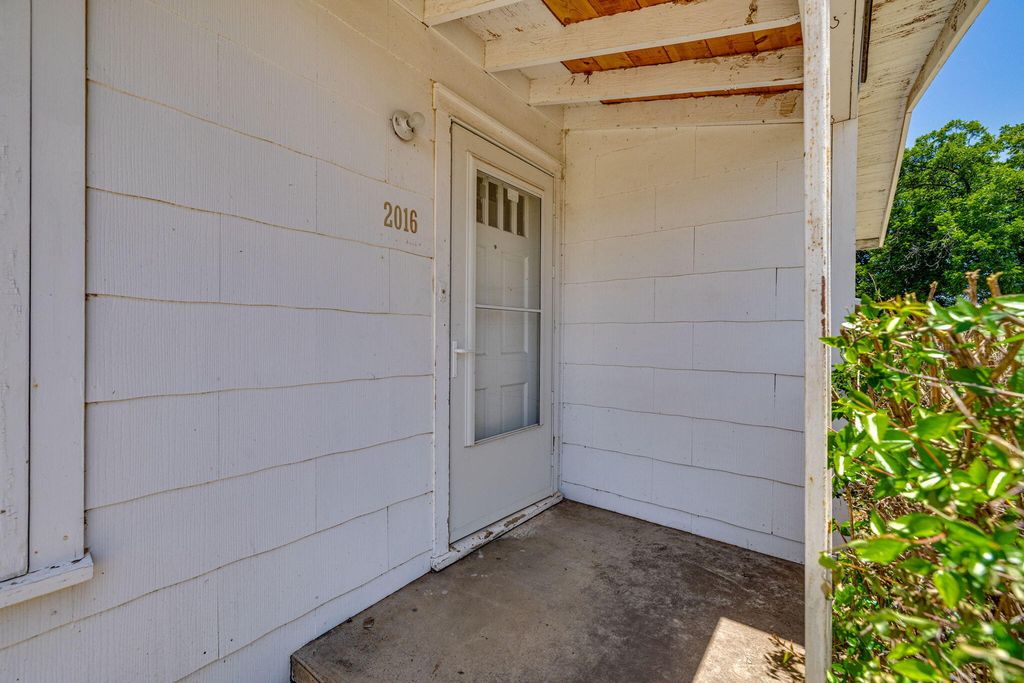 Image 3 of property listing at 2016 San Antonio Street, San Angelo, TX 76901