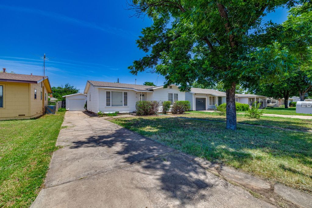 Image 4 of property listing at 2016 San Antonio Street, San Angelo, TX 76901