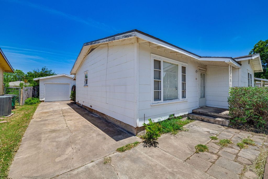 Image 5 of property listing at 2016 San Antonio Street, San Angelo, TX 76901