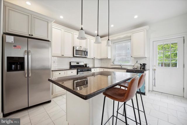 32 S CRICKET TER, Ardmore, PA 19003