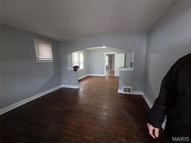 3438 Lucas And Hunt Road, St Louis, MO 63121