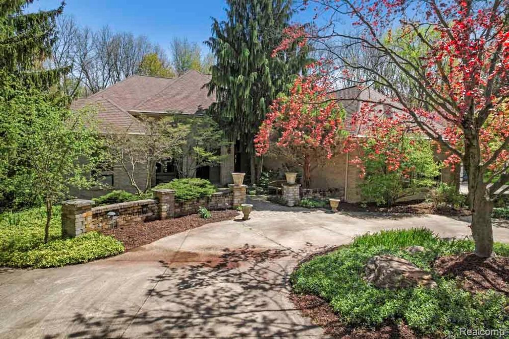 1293 HUNTCLIFF Court, Milford Charter Township, MI 48380